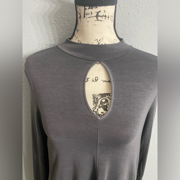 American Eagle Soft & Sexy Top Keyhole Cutout Front Long Sleeve Gray Size Small - Picture 3 of 6